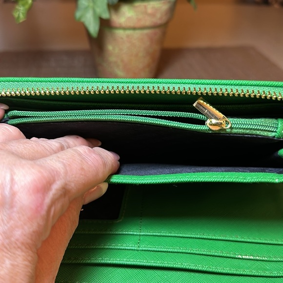 Steve Madden Grass Green Zip Around Wristlet Case Organizer - EUC - Gold Accents - Picture 9 of 12